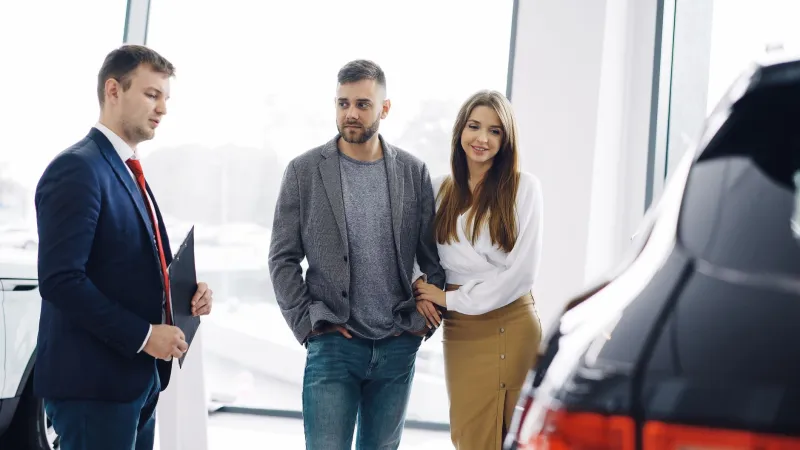 Automobil na Ime Deteta u SAD: Šta Svaka Balkanska Porodica Mora Znati Pre Nego Što Potpiše