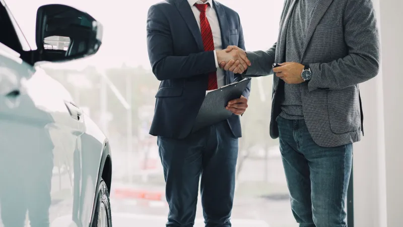 Umetnost Pregovora kod Američkih Auto Dilera: Šta Balkanski Kupci Moraju Znati Pre Nego Što Uđu u Salon